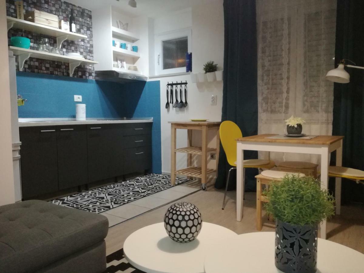 Apartment Life Is Good Split Exterior photo
